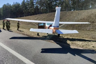 Awaryjne lądowanie samolotu na A1 w powiecie świeckim. Jak doszło do incydentu z Cessną 182?