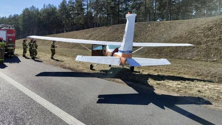 Awaryjne lądowanie samolotu na A1 w powiecie świeckim. Jak doszło do incydentu z Cessną 182?