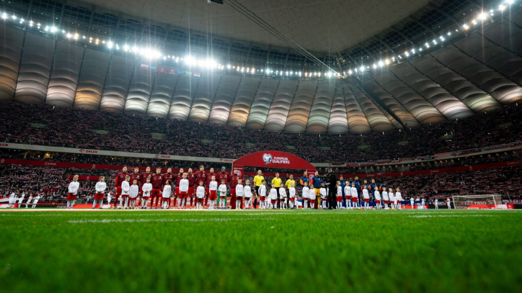 Mecz Polska – Albania na PGE Narodowym. Jak dojechać, gdzie nocować i kto skorzysta z darmowej komunikacji w Warszawie?