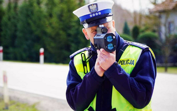 Kaskadowy pomiar prędkości w Polsce. Gdzie dziś policja prowadzi kontrole i za co można stracić prawo jazdy?