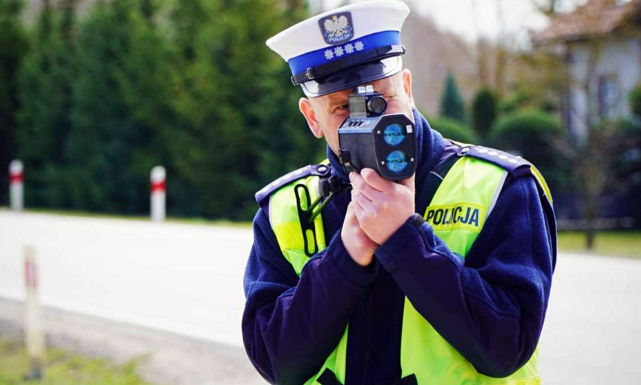 Kaskadowy pomiar prędkości w Polsce. Gdzie dziś policja prowadzi kontrole i za co można stracić prawo jazdy?