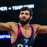 Dlaczego Arman Tsarukyan został zdjęty z lotu do Filadelfii? Przed starciem z Urijahem Faberem musiał lecieć prywatnie