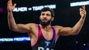 Dlaczego Arman Tsarukyan został zdjęty z lotu do Filadelfii? Przed starciem z Urijahem Faberem musiał lecieć prywatnie