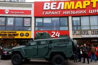 Atak w Kijowie: strzały, ofiary i szturm na supermarket. Co wiadomo o tragedii w rejonie hołosijiwskim?