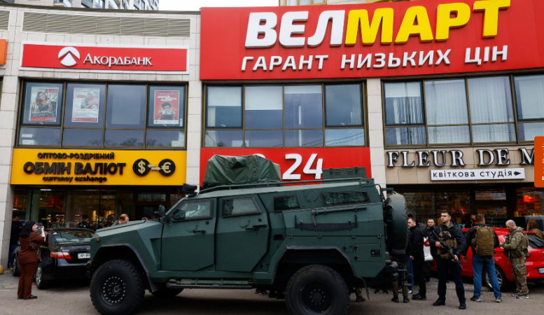 Atak w Kijowie: strzały, ofiary i szturm na supermarket. Co wiadomo o tragedii w rejonie hołosijiwskim?