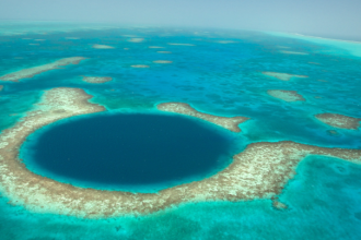 Wielka Błękitna Dziura w Belize ujawniła niepokojący ślad. Dlaczego Karaiby budzą dziś taki alarm?