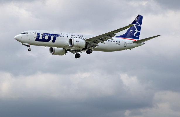 Błyskawica uderzyła w samolot LOT tuż po starcie. Co stało się z rejsem LO103 do Stambułu?