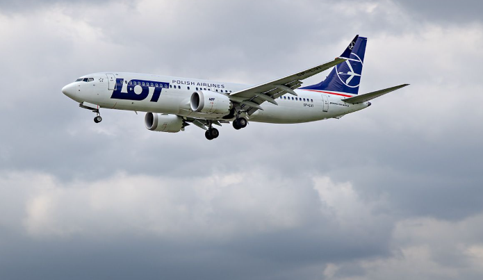 Błyskawica uderzyła w samolot LOT tuż po starcie. Co stało się z rejsem LO103 do Stambułu?