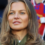 Anna Lewandowska w skórzanej mini i kurtce Amiri. Nowy look żony Roberta Lewandowskiego przyciąga uwagę