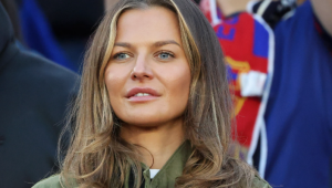 Anna Lewandowska w skórzanej mini i kurtce Amiri. Nowy look żony Roberta Lewandowskiego przyciąga uwagę