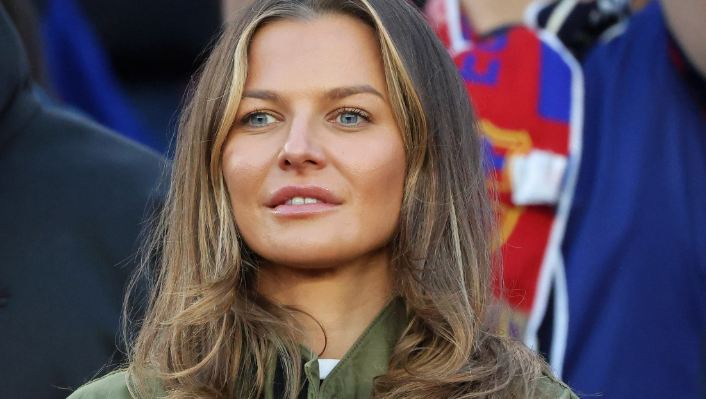 Anna Lewandowska w skórzanej mini i kurtce Amiri. Nowy look żony Roberta Lewandowskiego przyciąga uwagę