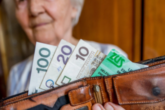 13 emerytura 2026: kiedy ZUS wypłaci pieniądze i jakie są terminy przelewów dla seniorów?