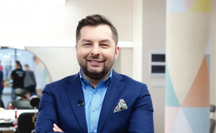 Paweł Blajer odszedł z Biznes24. Dlaczego stacja zakończyła współpracę i co zmienia się na antenie