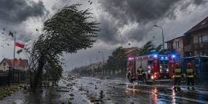 Silny wiatr w Polsce. Gdzie obowiązują alerty IMGW dla 9 województw i kiedy pogoda się zmieni?