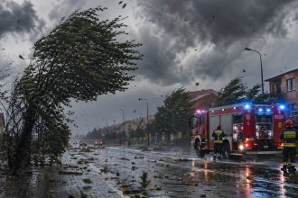 Silny wiatr w Polsce. Gdzie obowiązują alerty IMGW dla 9 województw i kiedy pogoda się zmieni?