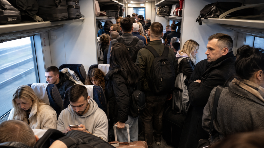 PKP Intercity Warszawa–Poznań bez wolnych miejsc. Dlaczego bilety znikają kilka dni przed odjazdem?