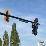 Nagranie z Kanady obiegło sieć. Jak motocykl znalazł się nad skrzyżowaniem?