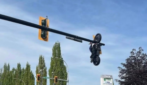 Nagranie z Kanady obiegło sieć. Jak motocykl znalazł się nad skrzyżowaniem?