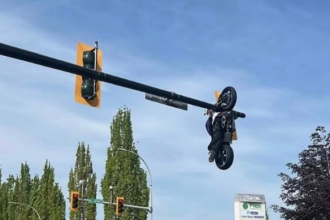 Nagranie z Kanady obiegło sieć. Jak motocykl znalazł się nad skrzyżowaniem?