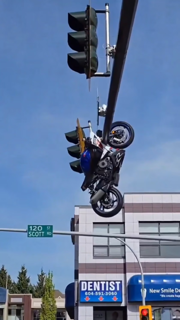 Nagranie z Kanady obiegło sieć. Jak motocykl znalazł się nad skrzyżowaniem?