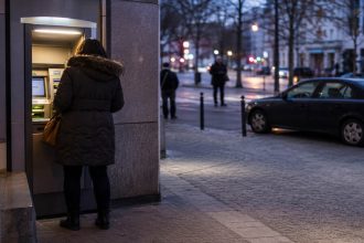 Metoda na kolec przy bankomacie. Jak złodzieje wybierają kierowców po wypłacie gotówki?