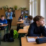 Egzamin ósmoklasisty 2026: czy klasy 1-8 mają wolne? Rodzice mówią o szkolnej „przechowalni”