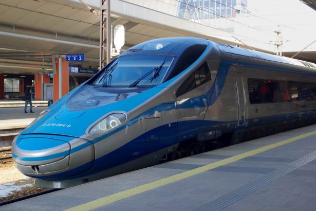 PKP Intercity Warszawa–Poznań bez wolnych miejsc. Dlaczego bilety znikają kilka dni przed odjazdem?