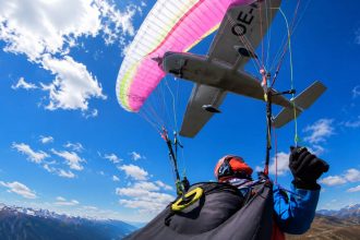 Cessna zderzyła się z paralotniarką w Austrii. Jak doszło do wypadku w powietrzu? [WIDEO]