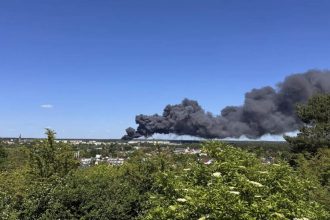 Pożar hali produkcyjnej w Obornikach. Co wiadomo o akcji straży i alercie RCB?