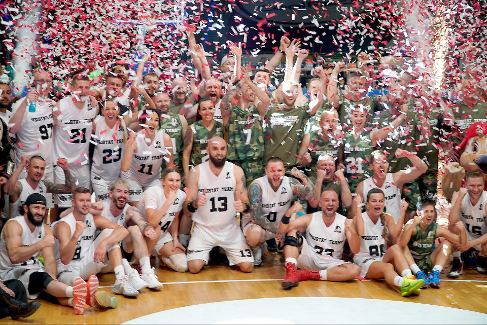Gortat Team vs NATO Team Air Force dziś w Łodzi. Godzina meczu, skład gwiazd, bilety, transmisja i dojazd do Atlas Areny