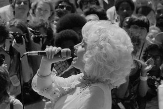Dolly Parton nie żyje. Na co zmarła legenda country i co wiadomo