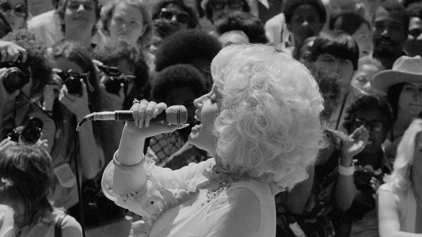 Dolly Parton nie żyje. Na co zmarła legenda country i co wiadomo